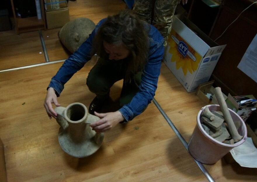 Ουκρανία: Στρατιώτες ανακάλυψαν συλλογή από αρχαίους ελληνικούς αμφορείς στην Οδησσό