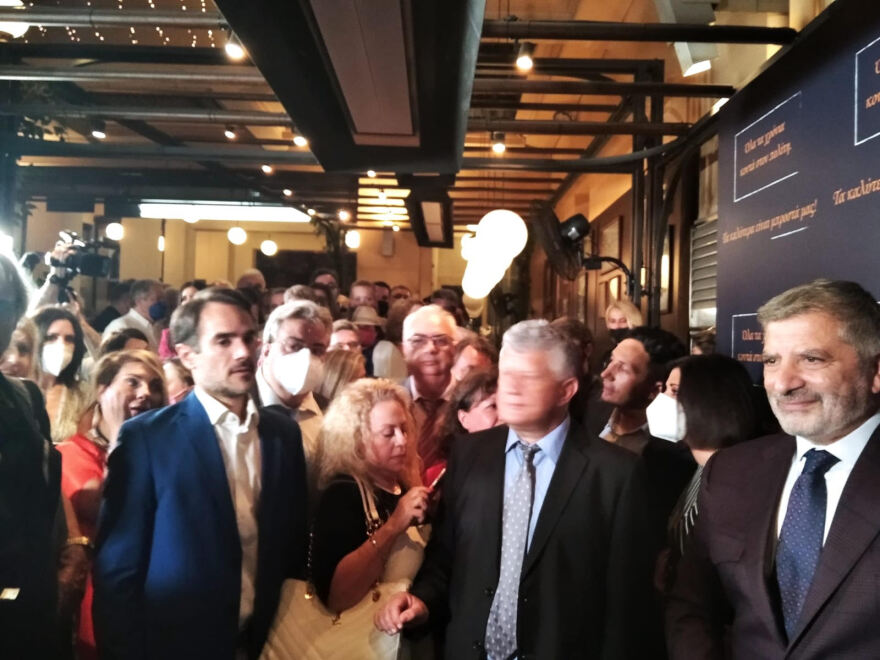 Ο Γιώργος Πατούλης γιόρτασε τα γενέθλιά του στη στοά της Βουκουρεστίου - Δείτε φωτογραφίες