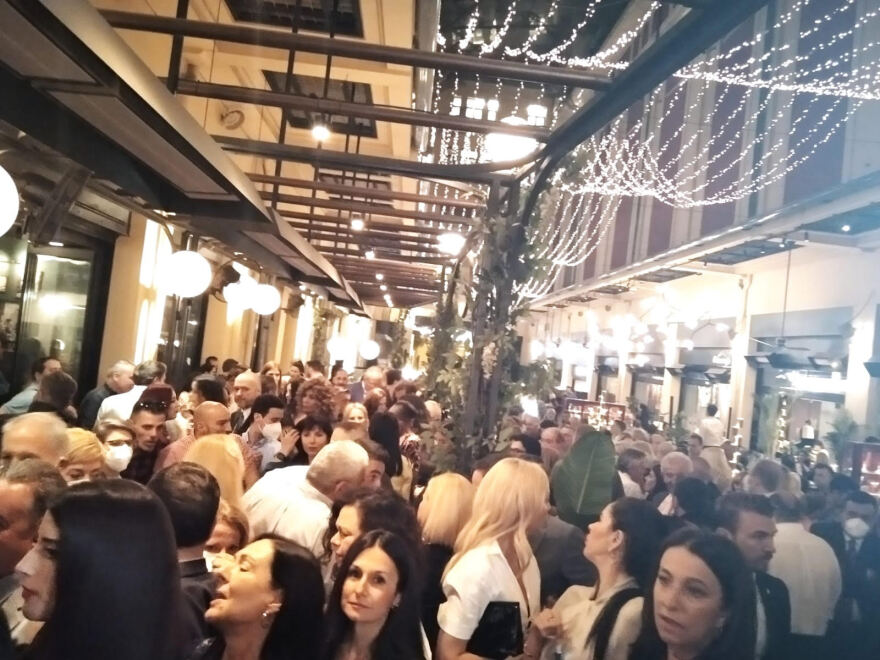 Ο Γιώργος Πατούλης γιόρτασε τα γενέθλιά του στη στοά της Βουκουρεστίου - Δείτε φωτογραφίες