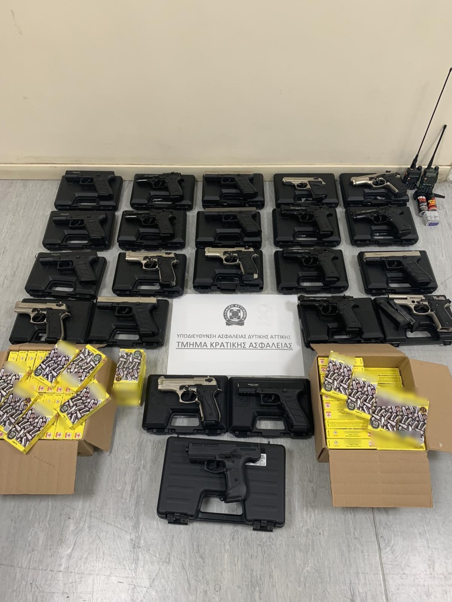 Συνελήφθη στο Χαλάνδρι 44χρονος με 21 πιστόλια κρότου λάμψης και πάνω από 4.000 κροτίδες