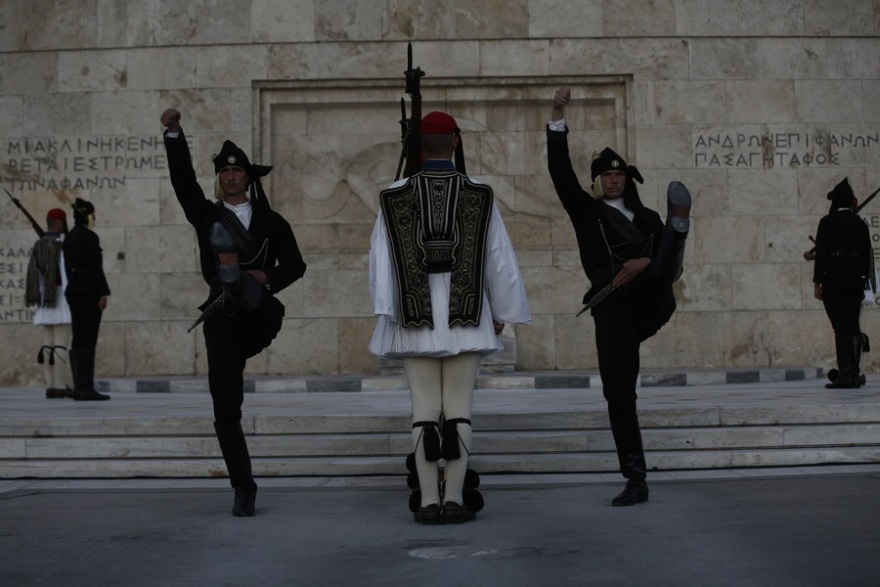 19η Μαΐου: Αλλαγή φρουράς με Πόντιους εύζωνες στον Άγνωστο Στρατιώτη