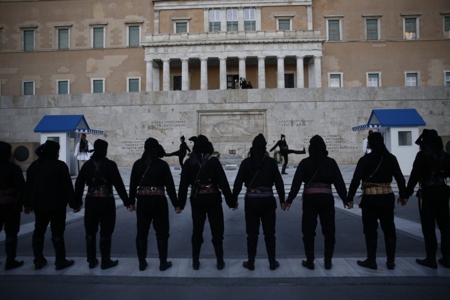 19η Μαΐου: Αλλαγή φρουράς με Πόντιους εύζωνες στον Άγνωστο Στρατιώτη