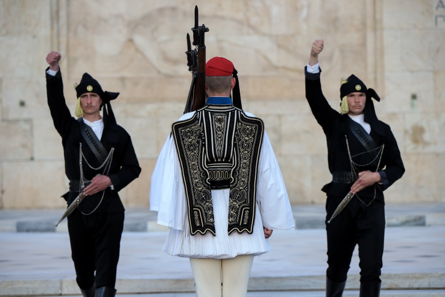 19η Μαΐου: Αλλαγή φρουράς με Πόντιους εύζωνες στον Άγνωστο Στρατιώτη