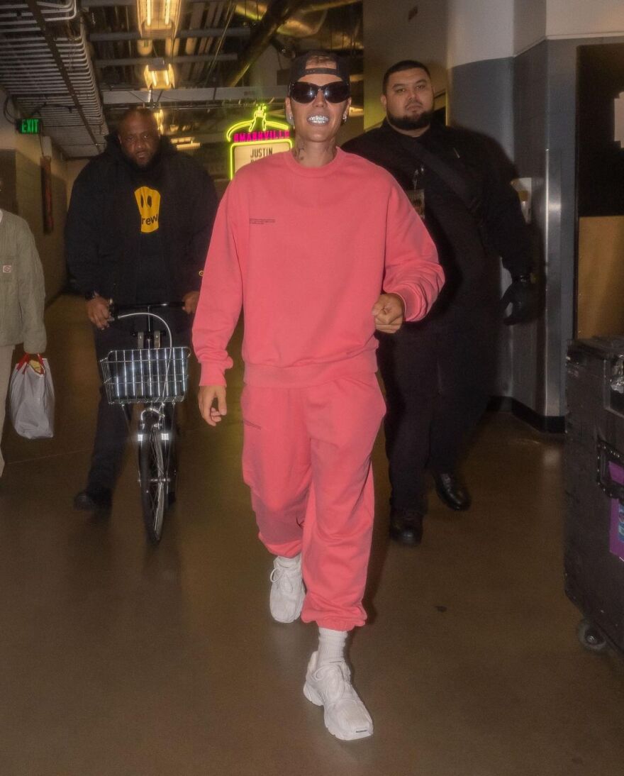 Ο Τζάστιν Μπίμπερ δείχνει τη νέα οδοντοστοιχία του που είναι φτιαγμένη από… διαμάντια