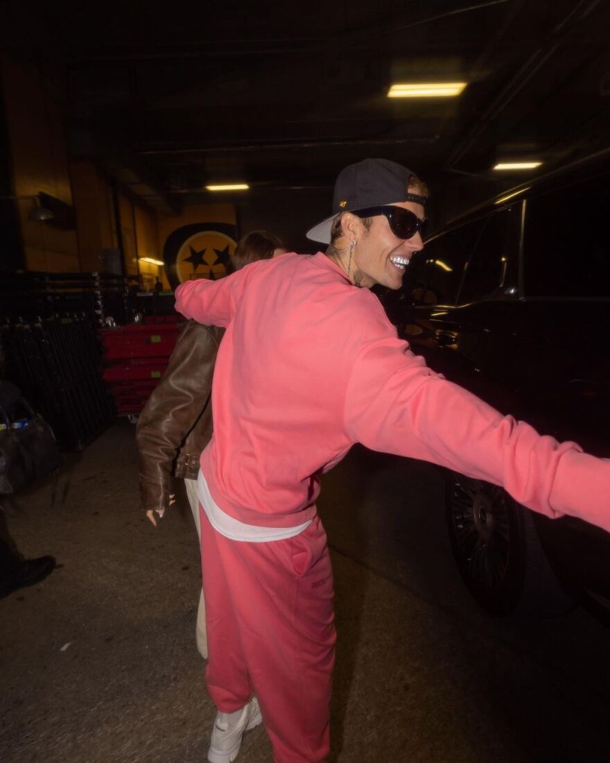 Ο Τζάστιν Μπίμπερ δείχνει τη νέα οδοντοστοιχία του που είναι φτιαγμένη από… διαμάντια