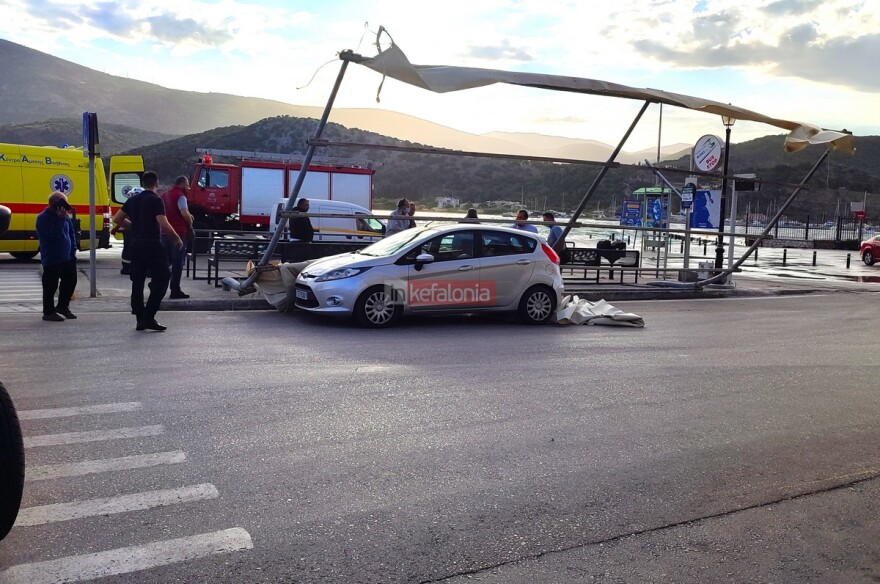 Αργοστόλι: Ο δυνατός άνεμος ξήλωσε στέγαστρο - Τρεις τραυματίες