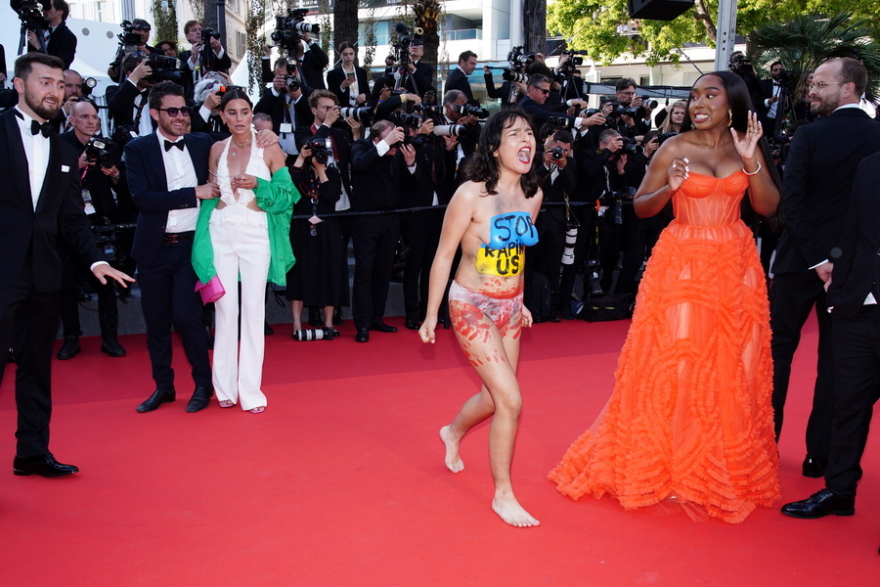 Πόλεμος στην Ουκρανία: Γυμνή διαμαρτυρία στο Φεστιβάλ των Καννών - Δείτε φωτογραφίες