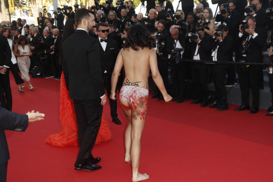 Πόλεμος στην Ουκρανία: Γυμνή διαμαρτυρία στο Φεστιβάλ των Καννών - Δείτε φωτογραφίες