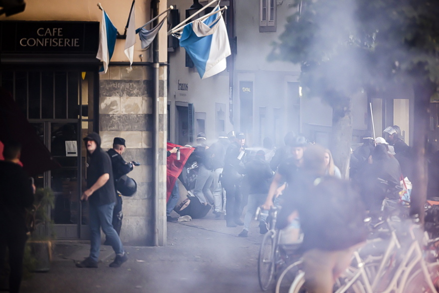 Ζυρίχη: Βίαιες συγκρούσεις διαδηλωτών με αστυνομικούς στο Νταβός πριν το Φόρουμ