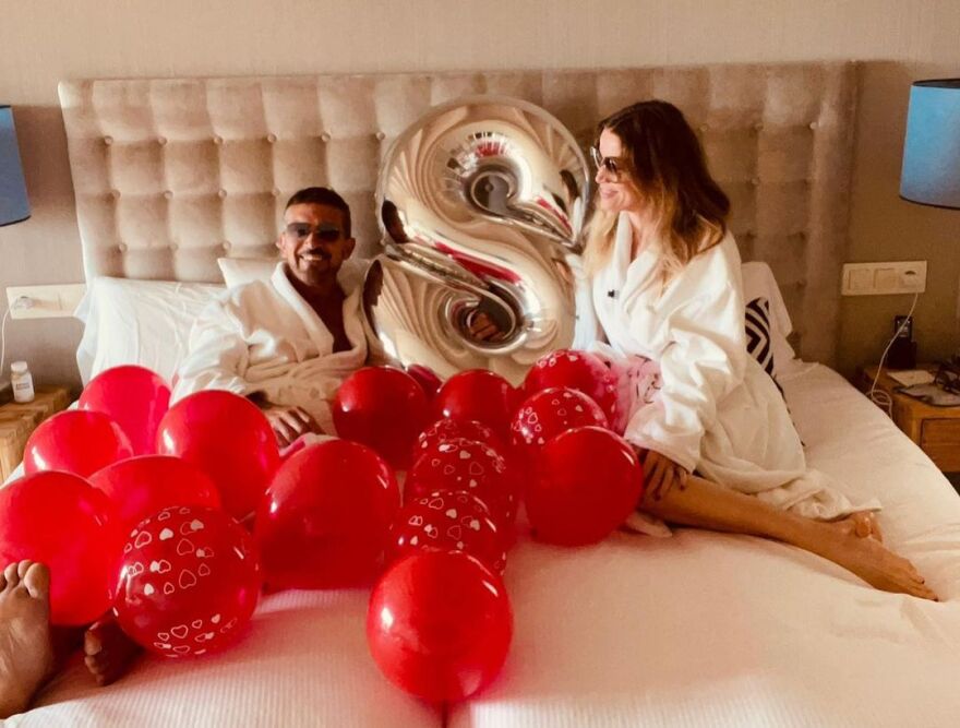 O Αντόνιο Μπαντέρας και η Nικόλ Κίμπελ γιορτάζουν την επέτειό τους στο κρεβάτι