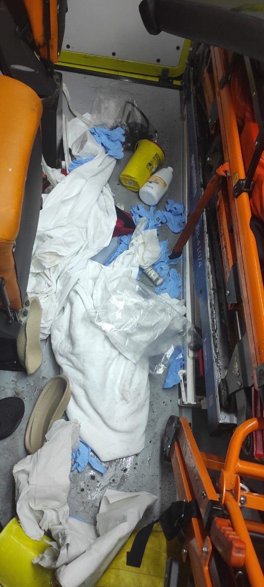 Και νέα επίθεση σε διασώστες του ΕΚΑΒ - Γυναίκα έκανε γυαλιά-καρφιά ασθενοφόρο 