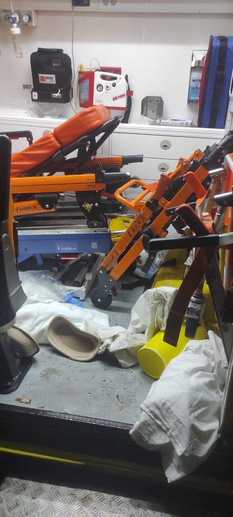 Και νέα επίθεση σε διασώστες του ΕΚΑΒ - Γυναίκα έκανε γυαλιά-καρφιά ασθενοφόρο 