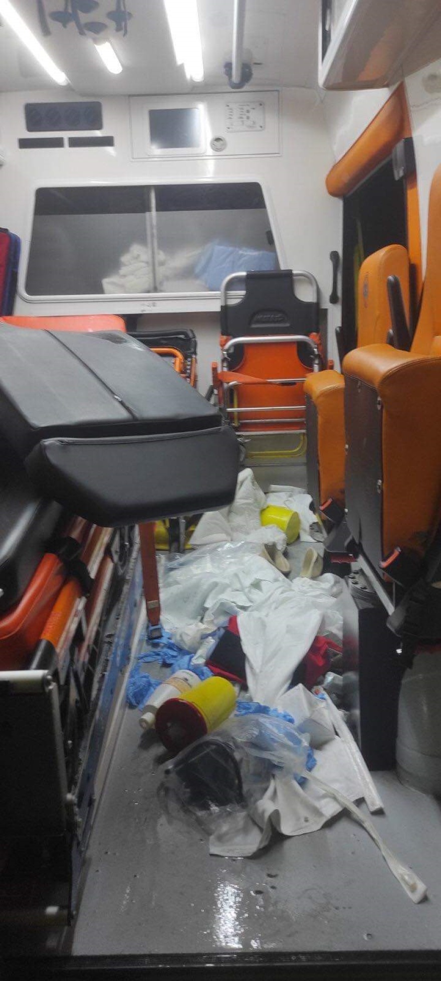 Και νέα επίθεση σε διασώστες του ΕΚΑΒ - Γυναίκα έκανε γυαλιά-καρφιά ασθενοφόρο 