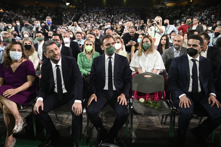 Συνέδριο ΠΑΣΟΚ/ΚΙΝΑΛ: Μία άδεια καρέκλα και ένα τριαντάφυλλο στη μνήμη της Φώφης Γεννηματά