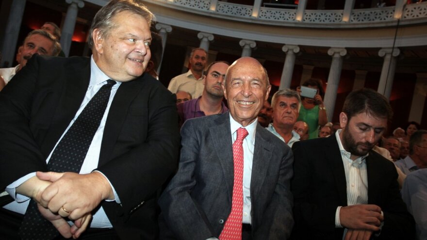 Ξεκινά το συνέδριο του ΠΑΣΟΚ: Σημίτης, Παπανδρέου και Βενιζέλος θα ανέβουν στο βήμα