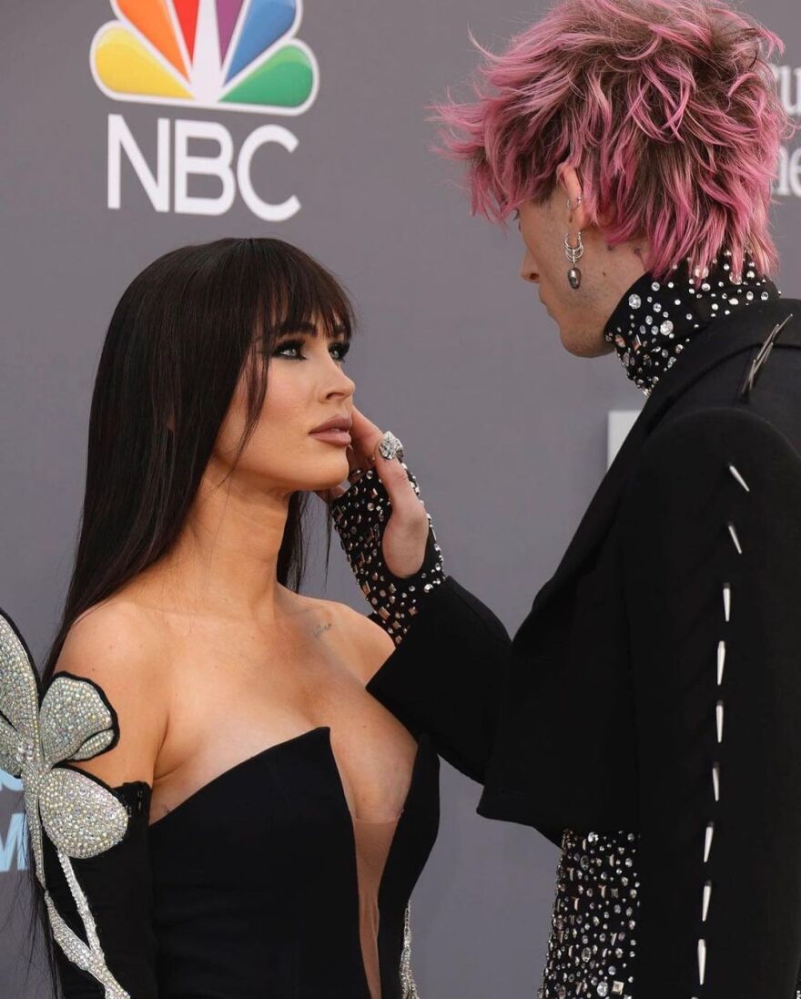 Μασίν Γκαν Κέλι: Το μανικιούρ του στα βραβεία Billboard που κοστίζει 30.000 δολάρια