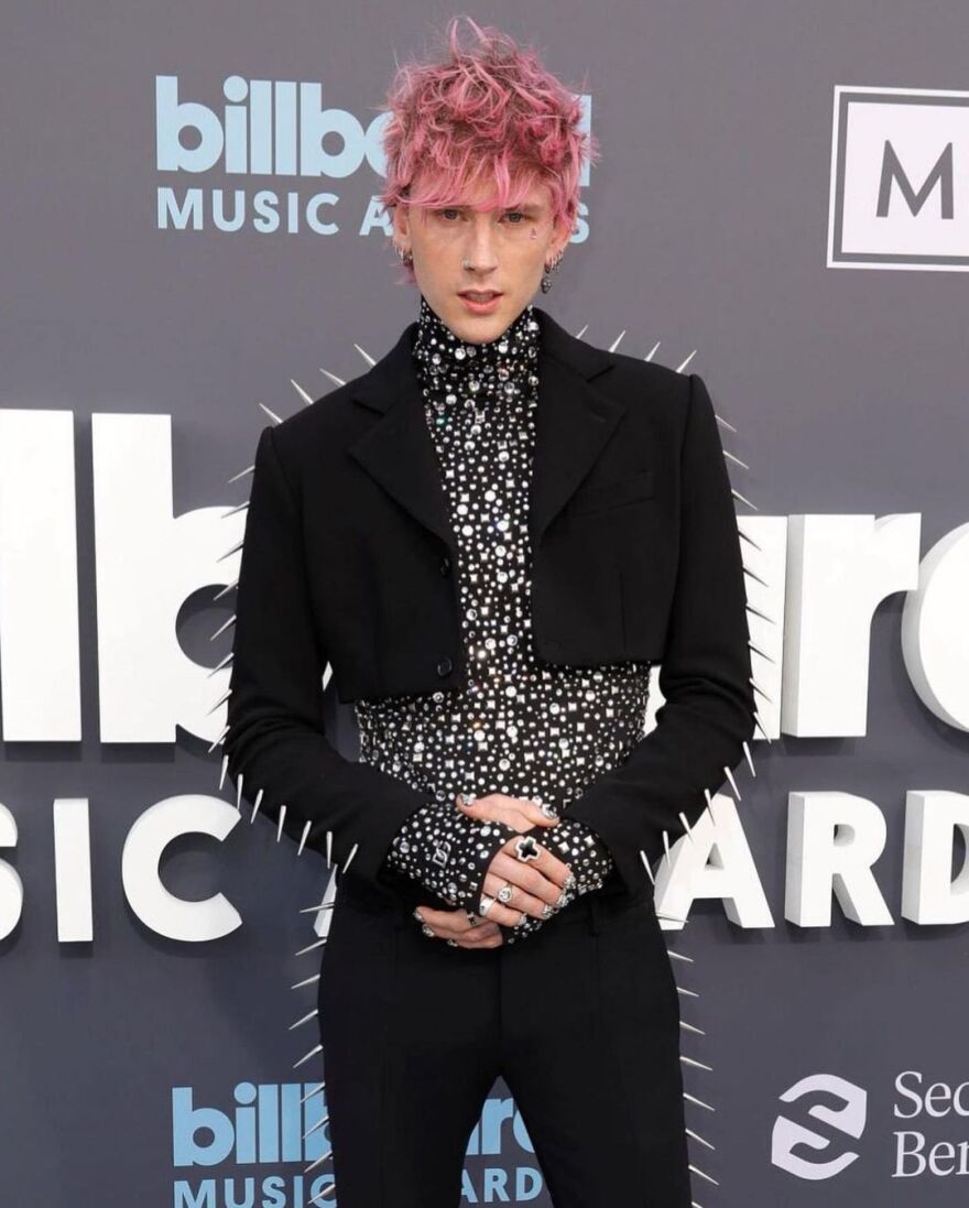 Μασίν Γκαν Κέλι: Το μανικιούρ του στα βραβεία Billboard που κοστίζει 30.000 δολάρια