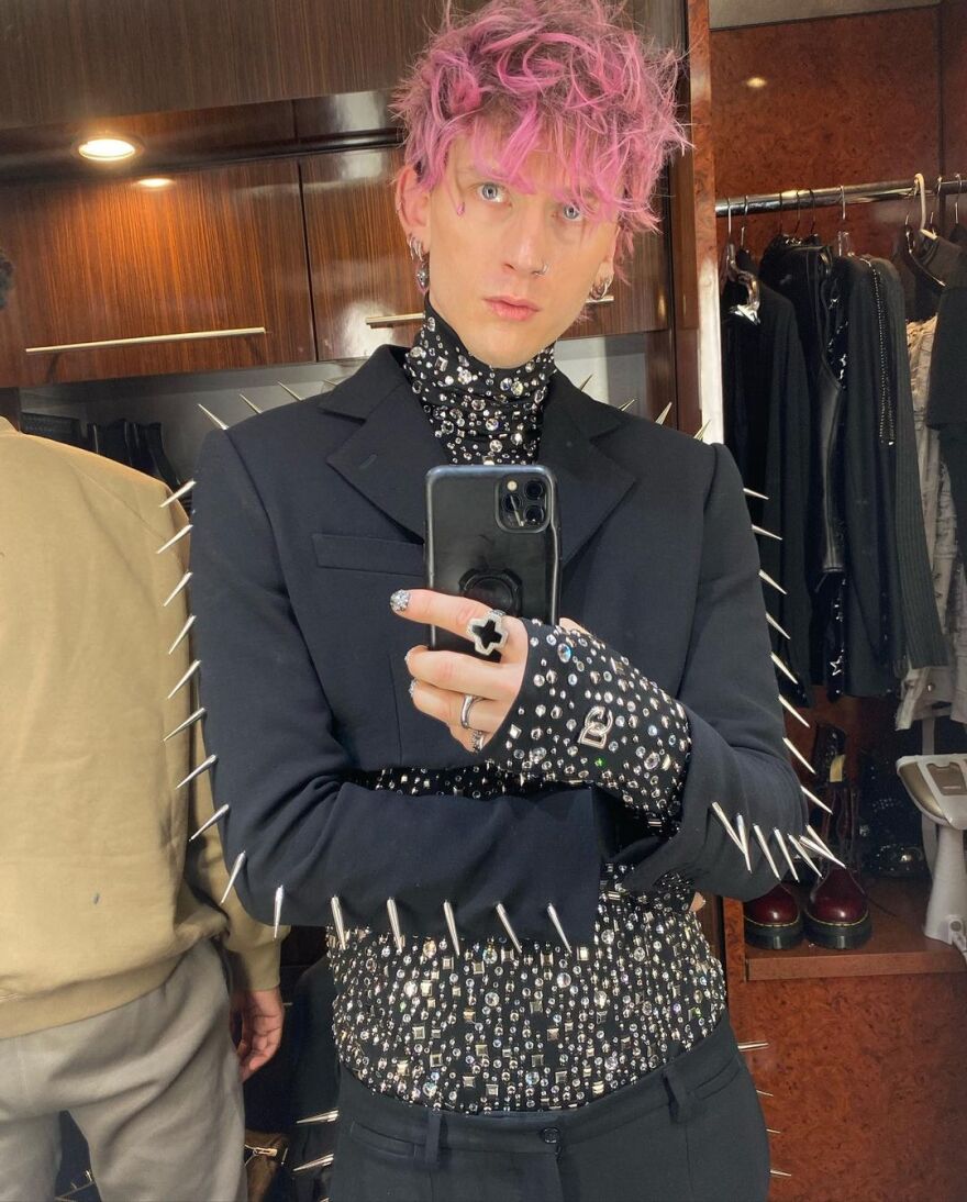 Μασίν Γκαν Κέλι: Το μανικιούρ του στα βραβεία Billboard που κοστίζει 30.000 δολάρια