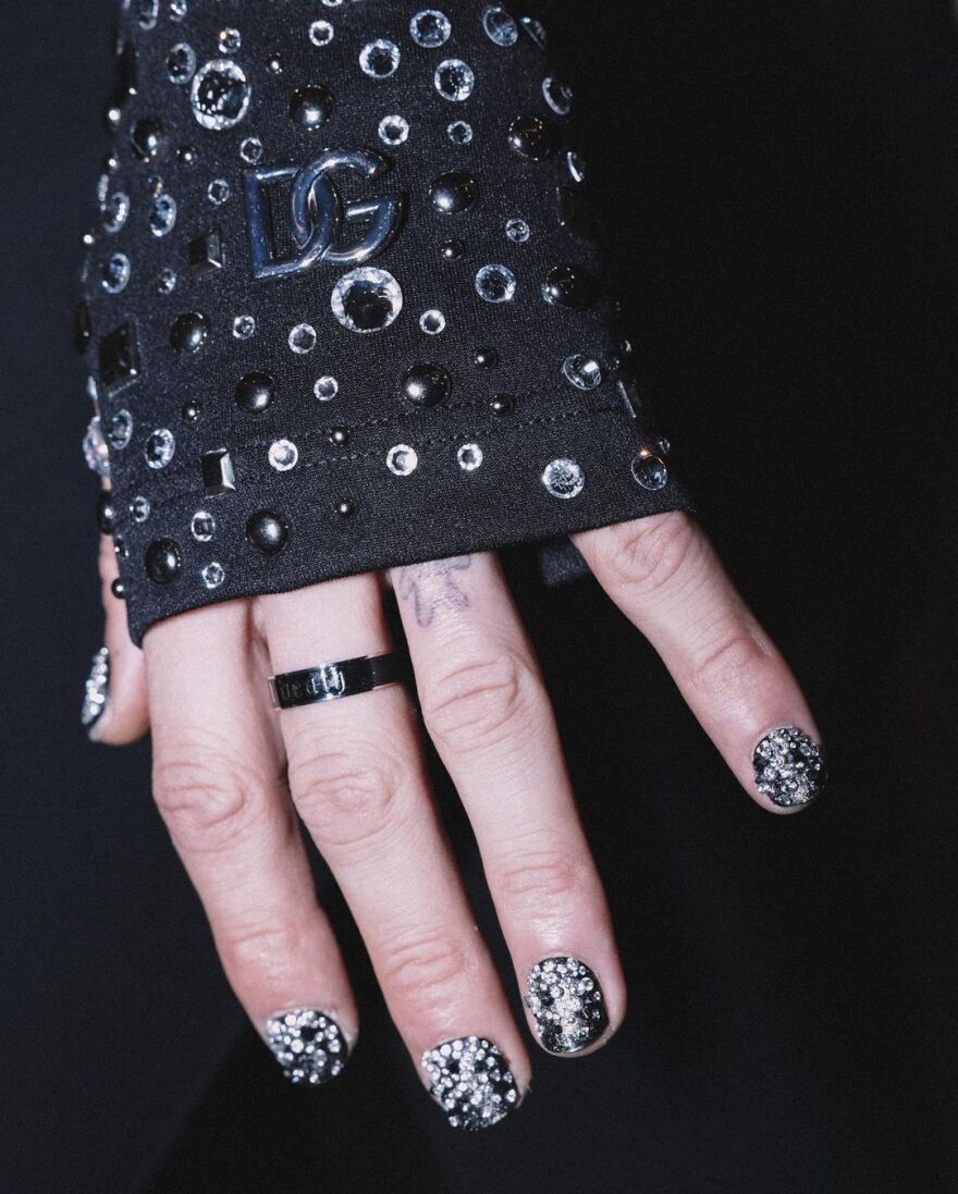 Μασίν Γκαν Κέλι: Το μανικιούρ του στα βραβεία Billboard που κοστίζει 30.000 δολάρια