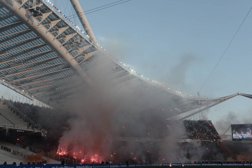 Παναθηναϊκός - ΠΑΟΚ: Ένταση, φωτοβολίδες και δακρυγόνα