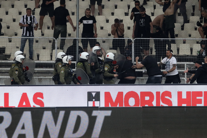 Παναθηναϊκός - ΠΑΟΚ: Τελικός της ντροπής με εκτεταμένα επεισόδια μέσα και έξω από το ΟΑΚΑ