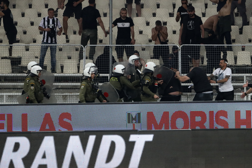 Παναθηναϊκός - ΠΑΟΚ: Τελικός της ντροπής με εκτεταμένα επεισόδια μέσα και έξω από το ΟΑΚΑ