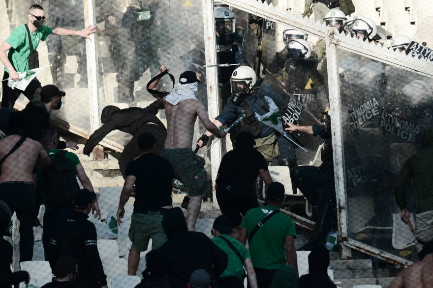 Παναθηναϊκός - ΠΑΟΚ: Ένταση, φωτοβολίδες και δακρυγόνα