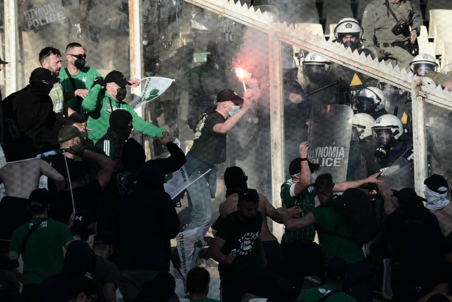 Παναθηναϊκός - ΠΑΟΚ: Ένταση, φωτοβολίδες και δακρυγόνα