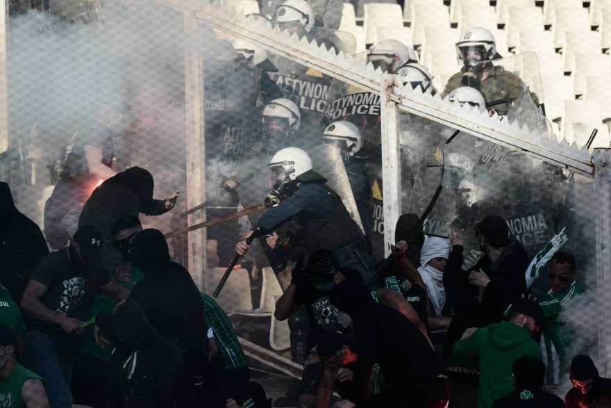 Παναθηναϊκός - ΠΑΟΚ: Ένταση, φωτοβολίδες και δακρυγόνα