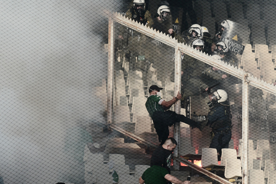 Παναθηναϊκός - ΠΑΟΚ: Τελικός της ντροπής με εκτεταμένα επεισόδια μέσα και έξω από το ΟΑΚΑ