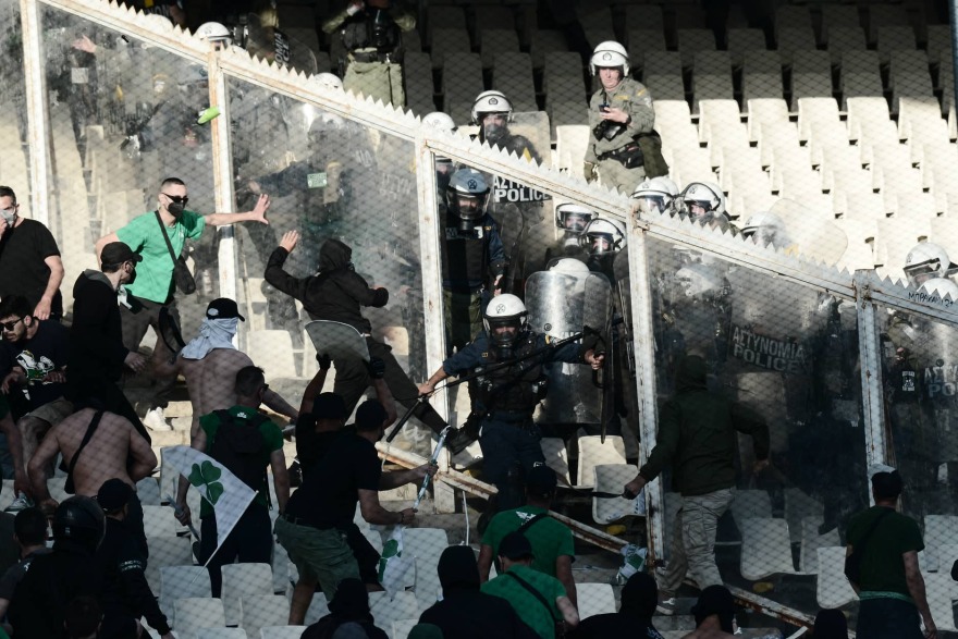 Παναθηναϊκός - ΠΑΟΚ: Ένταση, φωτοβολίδες και δακρυγόνα