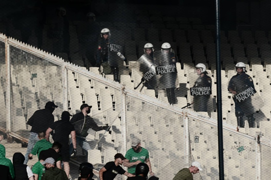 Παναθηναϊκός - ΠΑΟΚ: Τελικός της ντροπής με εκτεταμένα επεισόδια μέσα και έξω από το ΟΑΚΑ