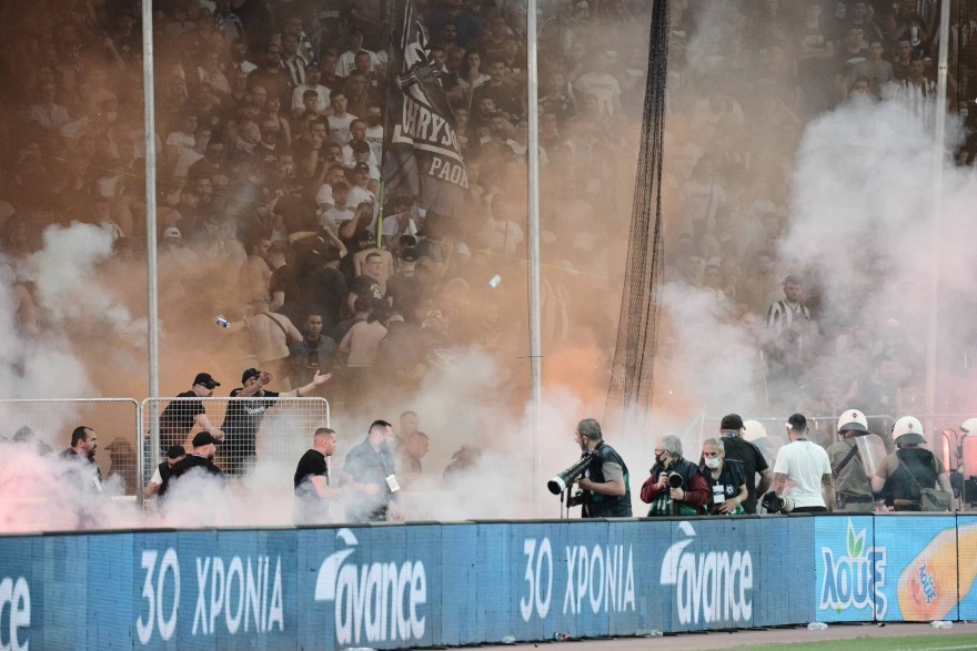 Παναθηναϊκός - ΠΑΟΚ: Τελικός της ντροπής με εκτεταμένα επεισόδια μέσα και έξω από το ΟΑΚΑ