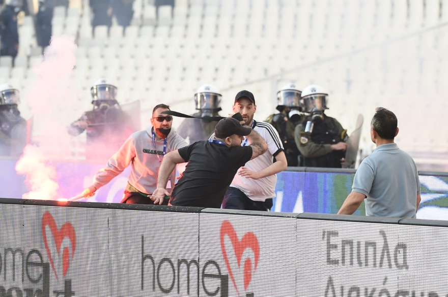 Παναθηναϊκός - ΠΑΟΚ: Τελικός της ντροπής με εκτεταμένα επεισόδια μέσα και έξω από το ΟΑΚΑ