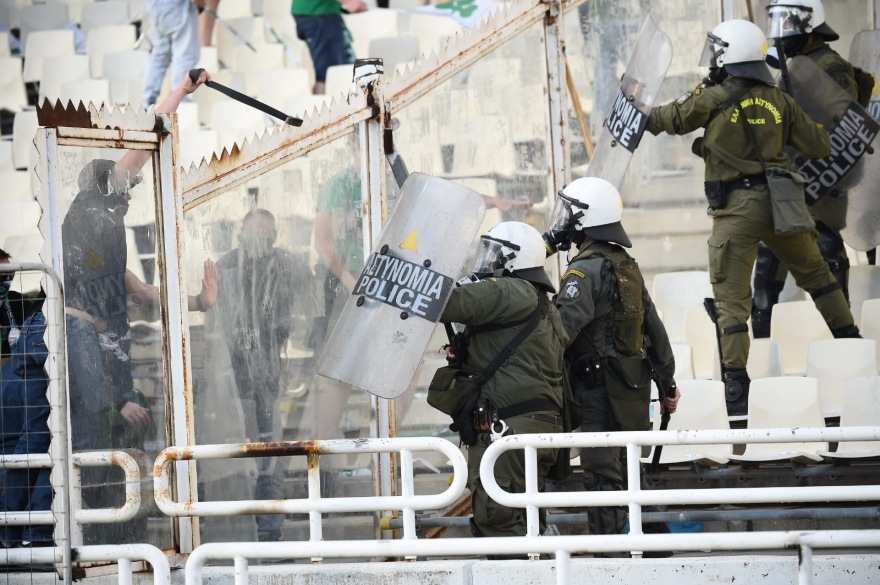 Παναθηναϊκός - ΠΑΟΚ: Τελικός της ντροπής με εκτεταμένα επεισόδια μέσα και έξω από το ΟΑΚΑ