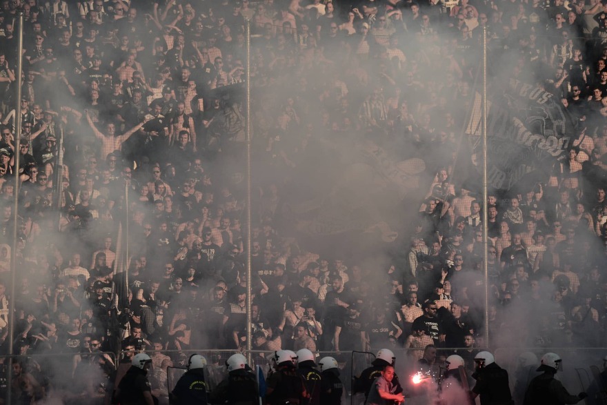 Παναθηναϊκός - ΠΑΟΚ: Τελικός της ντροπής με εκτεταμένα επεισόδια μέσα και έξω από το ΟΑΚΑ