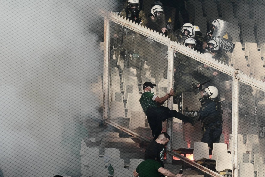 Παναθηναϊκός - ΠΑΟΚ: Τελικός της ντροπής με εκτεταμένα επεισόδια μέσα και έξω από το ΟΑΚΑ