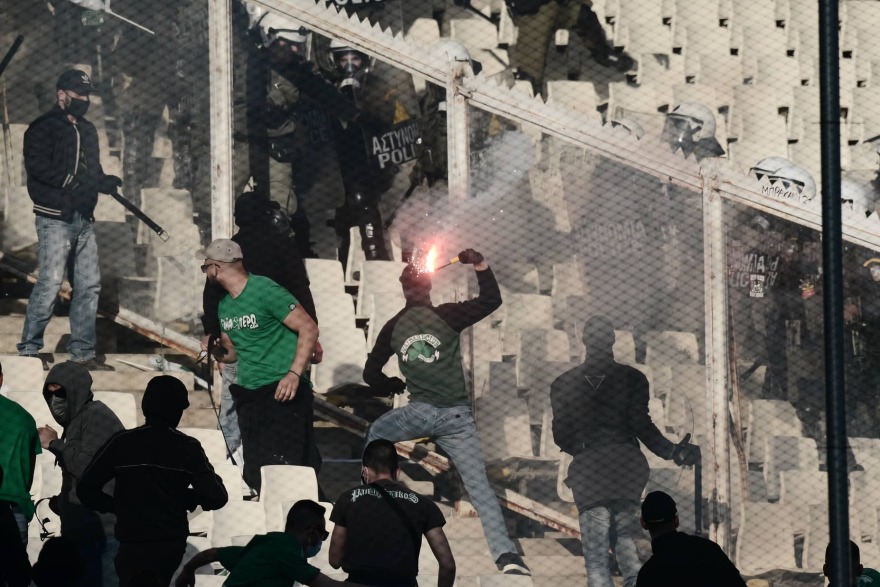 Παναθηναϊκός - ΠΑΟΚ: Τελικός της ντροπής με εκτεταμένα επεισόδια μέσα και έξω από το ΟΑΚΑ