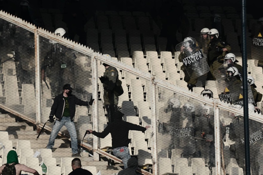 Παναθηναϊκός - ΠΑΟΚ: Τελικός της ντροπής με εκτεταμένα επεισόδια μέσα και έξω από το ΟΑΚΑ