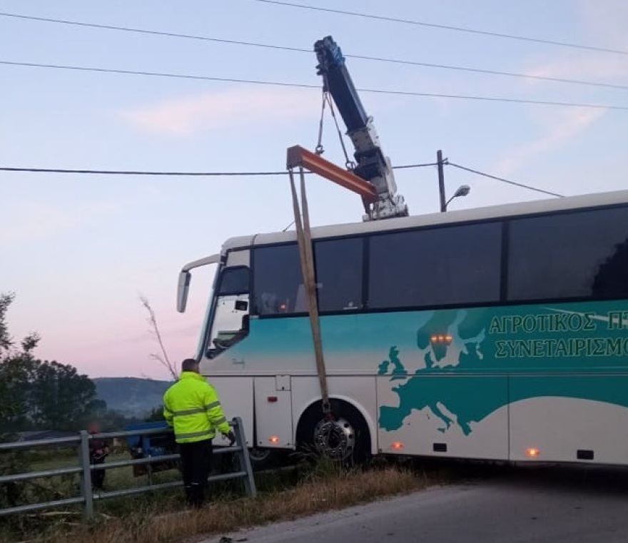 Ιωάννινα: Οδηγός λεωφορείου λιποθύμησε πάνω στο τιμόνι, κατέληξε στις μπάρες το όχημα