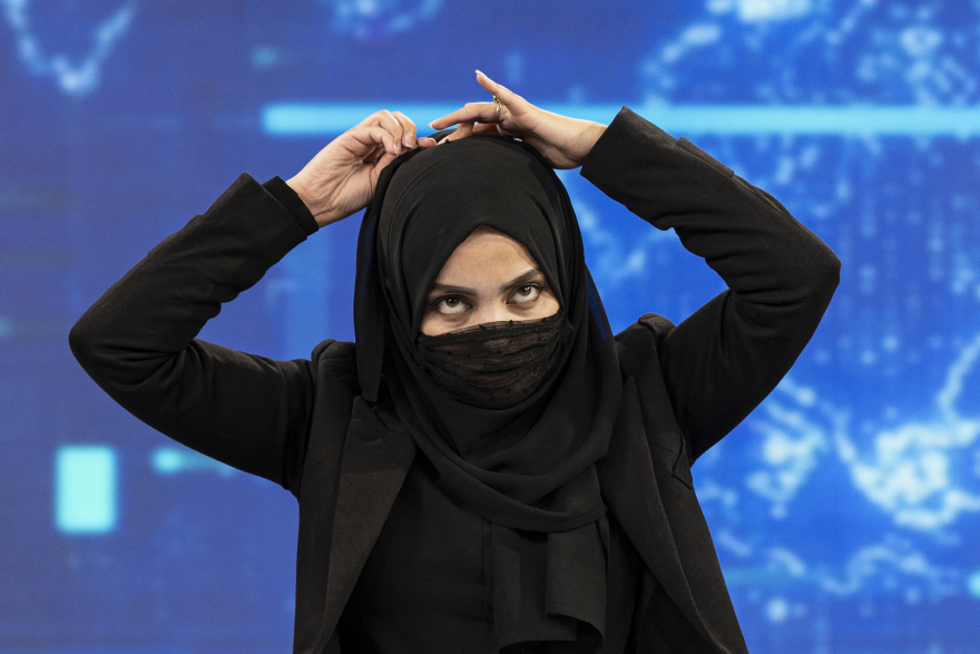 Αφγανιστάν: Kάλυψαν τελικά τα πρόσωπά τους και ακολούθησαν την εντολή των Ταλιμπάν οι παρουσιάστριες