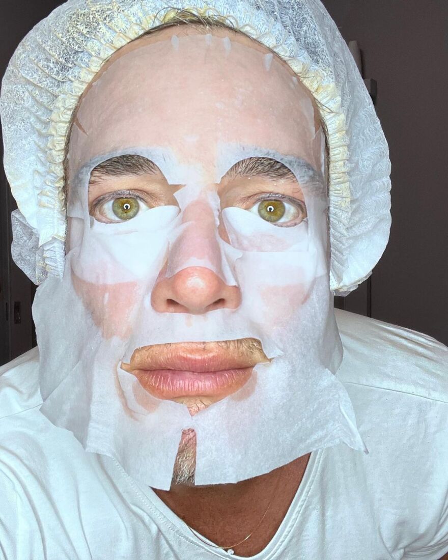 Ο Θεοχάρης Ιωαννίδης ποζάρει με τη... μάσκα ομορφιάς του