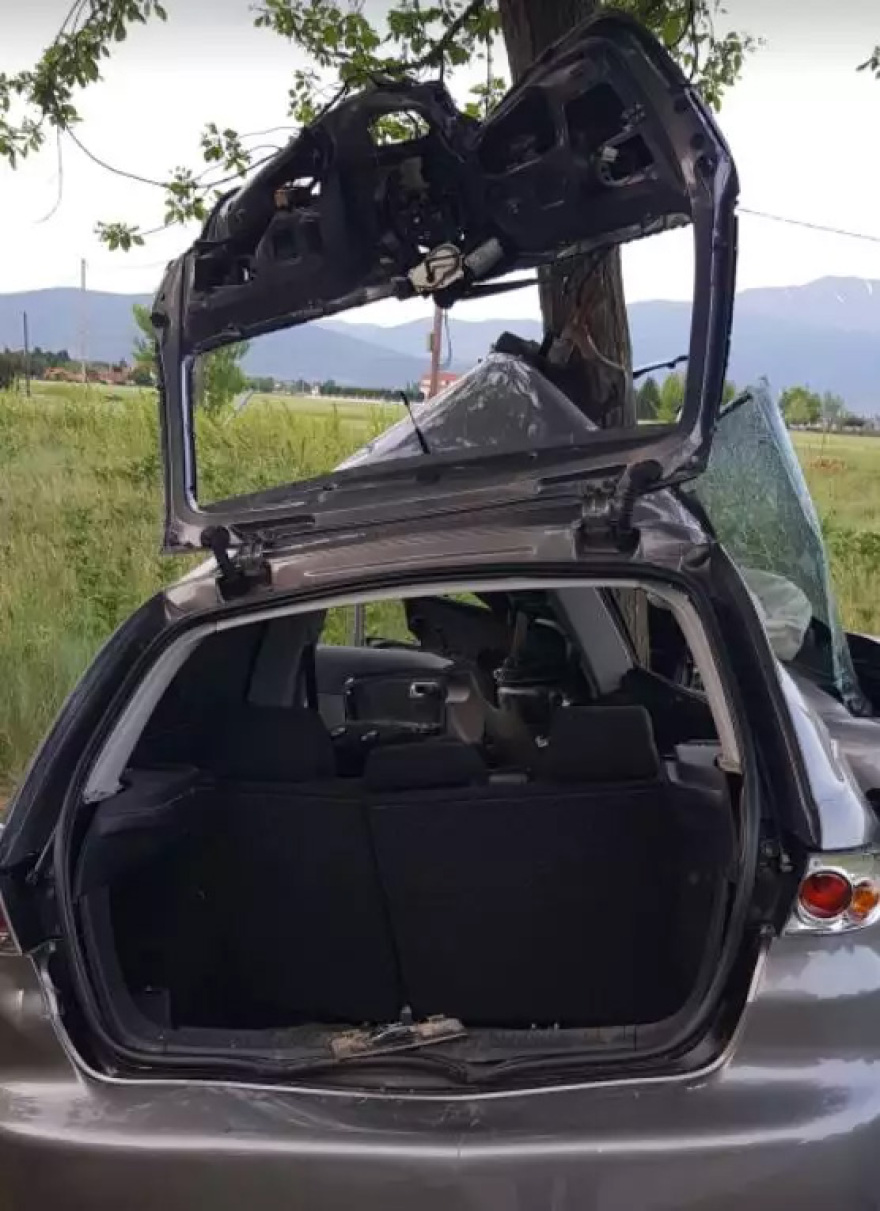 Σοκαριστικό τροχαίο στην Πτολεμαΐδα: Αυτοκίνητο καρφώθηκε σε δέντρο 