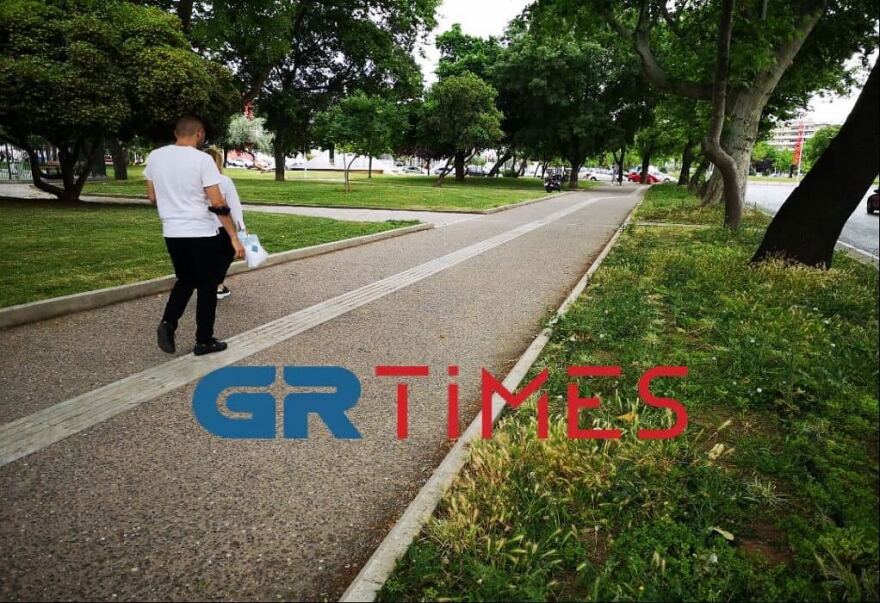 Θεσσαλονίκη: Οδηγός μηχανής παρέσυρε και τραυμάτισε ανήλικη που περπατούσε στο πεζοδρόμιο στη Νέα Παραλία