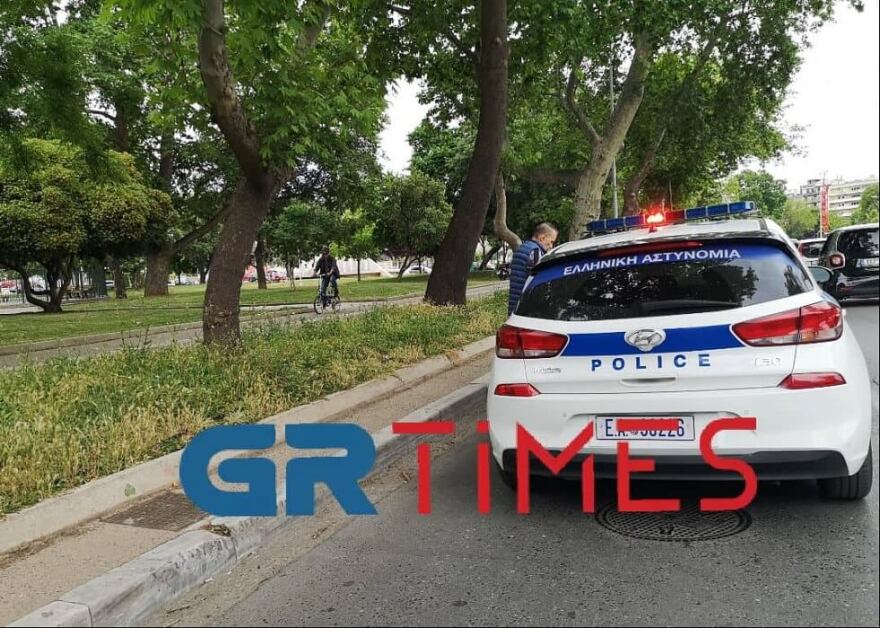Θεσσαλονίκη: Οδηγός μηχανής παρέσυρε και τραυμάτισε ανήλικη που περπατούσε στο πεζοδρόμιο στη Νέα Παραλία