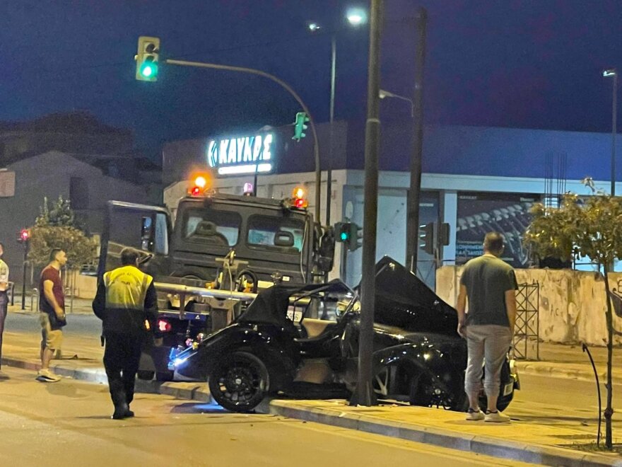 Ποιος είναι ο γιατρός του πολυτελούς αυτοκινήτου που «καρφώθηκε» σε κολώνα στην Λάρισα