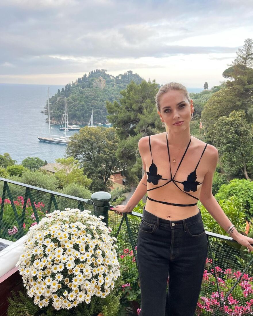 Κιάρα Φεράνι: Το... ιδιαίτερο μπικίνι που φόρεσε για να πάει για δείπνο με τον σύζυγό της