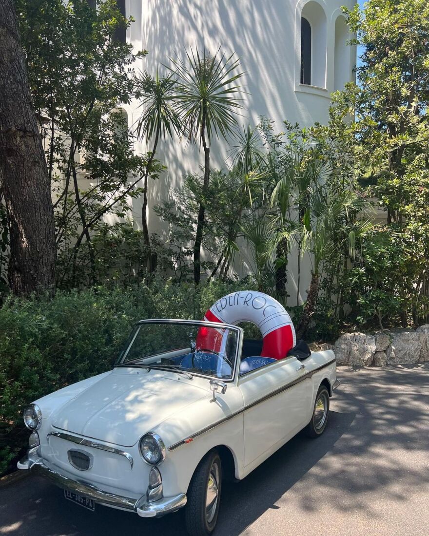 Η Ρόζι Χάντινγκτον Γουάιτλι θηλάζει την κόρη της μπροστά στον καθρέφτη