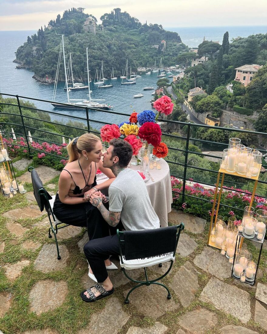 Κιάρα Φεράνι: Το... ιδιαίτερο μπικίνι που φόρεσε για να πάει για δείπνο με τον σύζυγό της