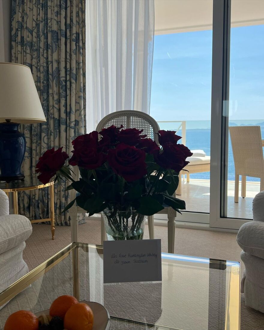 Η Ρόζι Χάντινγκτον Γουάιτλι θηλάζει την κόρη της μπροστά στον καθρέφτη